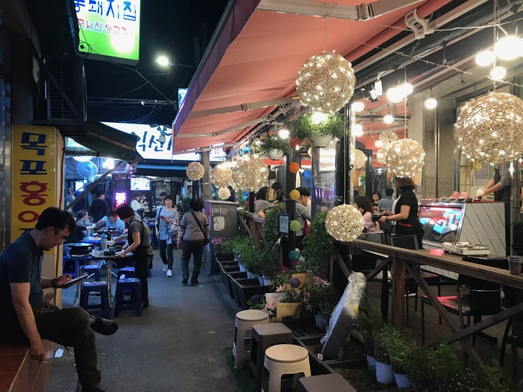 Outdoor and indoor dining in the narrow lanes of Insadong.